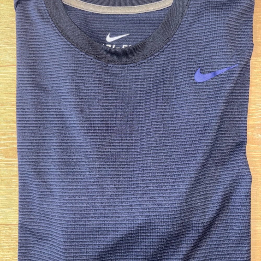 Nike Men's Dry fit athletic shirt Dark Blue Striped Tee size Large